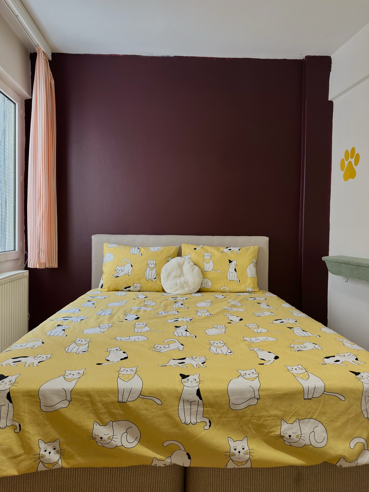 Catly konaklama odası — kedi desenli yatak ve dinlenme köşesi